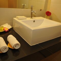 Отель Regent Suvarnabhumi Hotel Таиланд, Бангкок - 2 отзыва об отеле, цены и фото номеров - забронировать отель Regent Suvarnabhumi Hotel онлайн ванная фото 2