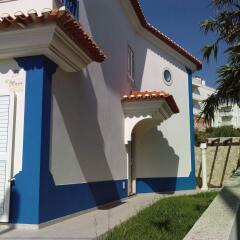 Ericeira Chill Hill Hostel & Private Rooms - Sea Food парковка