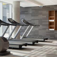 Отель Aloft London Excel фитнесс-зал фото 3