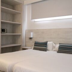 Отель Apartamentos Inn сейф в номере