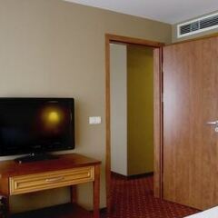 Отель Crowne Plaza Vilnius Литва, Вильнюс - 5 отзывов об отеле, цены и фото номеров - забронировать отель Crowne Plaza Vilnius онлайн сейф в номере