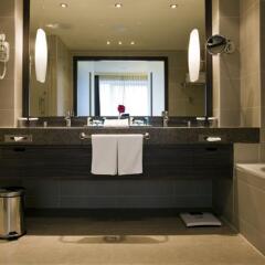 Гостиница Holiday Inn Almaty Казахстан, Алматы - отзывы, цены и фото номеров - забронировать гостиницу Holiday Inn Almaty онлайн ванная