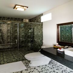 Отель The Moon River Homestay & Villa ванная