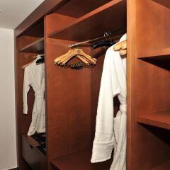 Отель Avala Resort & Villas сейф в номере