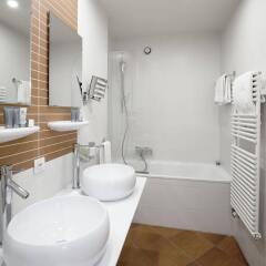 Отель La Cour Des Augustins Boutique Gallery Design Hotel Швейцария, Женева - отзывы, цены и фото номеров - забронировать отель La Cour Des Augustins Boutique Gallery Design Hotel онлайн ванная