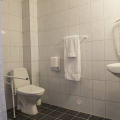 Отель Birkebeineren Hotel & Apartments Норвегия, Лиллехаммер - отзывы, цены и фото номеров - забронировать отель Birkebeineren Hotel & Apartments онлайн ванная фото 2