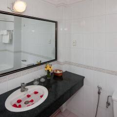 Отель Lucky Hotel - The Original Lucky Chain Вьетнам, Ханой - отзывы, цены и фото номеров - забронировать отель Lucky Hotel - The Original Lucky Chain онлайн ванная фото 2