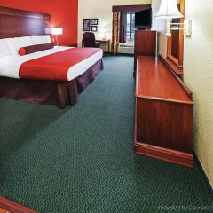 La Quinta Inn & Suites by Wyndham Weatherford in Weatherford, United States of America from 128$, photos, reviews - zenhotels.com guestroom