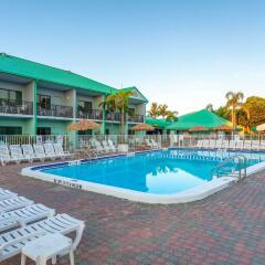Отель Comfort Inn and Suites Resort Cocoa Beach США, Какао-Бич - отзывы, цены и фото номеров - забронировать отель Comfort Inn and Suites Resort Cocoa Beach онлайн бассейн