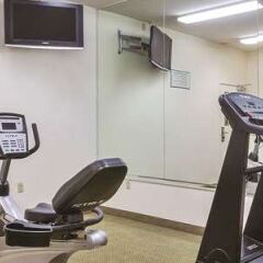 Отель La Quinta Inn & Suites Tulare фитнесс-зал фото 3
