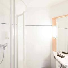 ibis Warszawa Centrum in Warsaw, Poland from 67$, photos, reviews - zenhotels.com bathroom