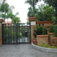 Отель 4 Houses Boutique Resort Phuket парковка