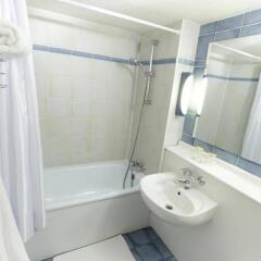 Отель Campanile Hendaye Франция, Хендее - отзывы, цены и фото номеров - забронировать отель Campanile Hendaye онлайн ванная фото 2