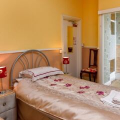 Отель Warren Guest House сейф в номере