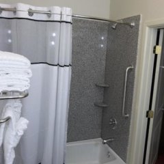 Quality Inn & Suites Victoria East in Victoria, United States of America from 91$, photos, reviews - zenhotels.com bathroom photo 2