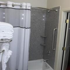 Quality Inn & Suites Victoria East in Victoria, United States of America from 124$, photos, reviews - zenhotels.com bathroom photo 2