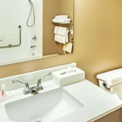 Отель Super 8 by Wyndham Calgary/Airport Канада, Калгари - отзывы, цены и фото номеров - забронировать отель Super 8 by Wyndham Calgary/Airport онлайн ванная фото 2