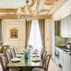 Отель Luxury 3 Bedroom 3 bathroom in Heritage Building - AC - Louvre Париж в номере