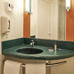 Отель Ibis Milano Ca Granda Италия, Милан - 13 отзывов об отеле, цены и фото номеров - забронировать отель Ibis Milano Ca Granda онлайн ванная фото 2