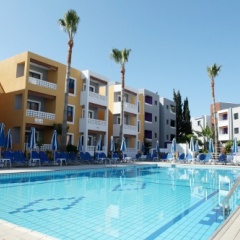 Damon Hotel Apartments бассейн