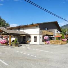 Отель Chalet Continental Motel парковка