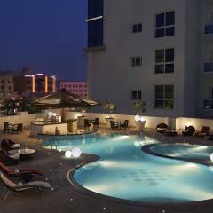 Отель Hyatt Place Dubai Al Rigga Residences бассейн