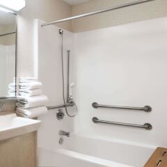 Отель Baymont Inn & Suites Columbus/Rickenbacker Колумбус ванная