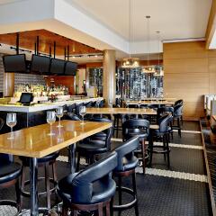 Отель Four Points by Sheraton Calgary Airport гостиничный бар