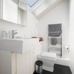 Отель Chic 2 Bedroom Garden House in Dalston ванная