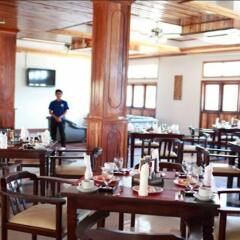 Отель Vansana LuangPrabang Hotel Лаос, Луангпхабанг - отзывы, цены и фото номеров - забронировать отель Vansana LuangPrabang Hotel онлайн питание