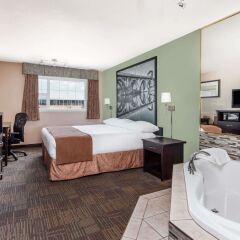 Отель Super 8 by Wyndham Saskatoon Near Saskatoon Airport сейф в номере
