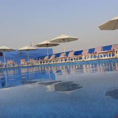Отель Premier Inn Dubai Investment Park бассейн