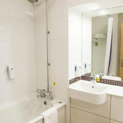 Отель Premier Inn Glasgow Cambuslang M74, J2A Великобритания, Глазго - отзывы, цены и фото номеров - забронировать отель Premier Inn Glasgow Cambuslang M74, J2A онлайн ванная