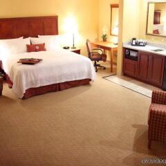 Отель Hampton Inn & Suites Los Angeles Burbank Airport Лос-Анджелес комната для гостей фото 4