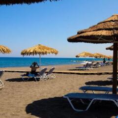 Отель Mediterranean Beach Palace Hotel Греция, Остров Санторини - отзывы, цены и фото номеров - забронировать отель Mediterranean Beach Palace Hotel онлайн пляж