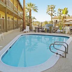 Отель Americas Best Value Inn And Suites США, Лос-Анджелес - отзывы, цены и фото номеров - забронировать отель Americas Best Value Inn And Suites онлайн бассейн