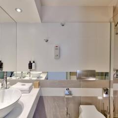 Отель Athens Tiare Hotel Греция, Афины - 1 отзыв об отеле, цены и фото номеров - забронировать отель Athens Tiare Hotel онлайн ванная