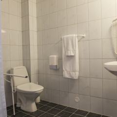 Отель Birkebeineren Hotel & Apartments Норвегия, Лиллехаммер - отзывы, цены и фото номеров - забронировать отель Birkebeineren Hotel & Apartments онлайн ванная фото 2