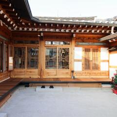 Отель Dahmsojung Hanok Guesthouse Южная Корея, Сеул - отзывы, цены и фото номеров - забронировать отель Dahmsojung Hanok Guesthouse онлайн