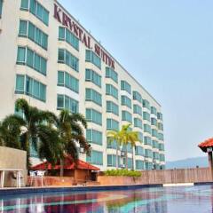 Отель The Krystal Suites, Penang Малайзия, Пенанг - отзывы, цены и фото номеров - забронировать отель The Krystal Suites, Penang онлайн бассейн фото 3
