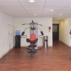 Отель Comfort Suites East фитнесс-зал фото 4