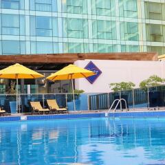 Отель Crowne Plaza Jeddah бассейн