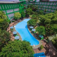 Green Hotel бассейн