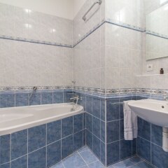 Отель Spacious Duplex by Park&Metro by easyBNB ванная
