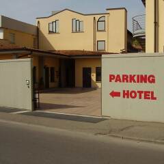 Hotel Ovest Пьяченца парковка