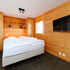 Отель Mimique - Four Bedroom Нендаз сейф в номере