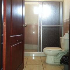 Отель The Guaras Hostal - Hostel Гондурас, Сан-Педро-Сула - отзывы, цены и фото номеров - забронировать отель The Guaras Hostal - Hostel онлайн ванная фото 2