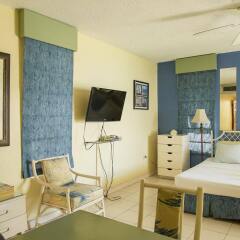 Отель Moonlight Beach Studio At Montego Bay Club Resort Ямайка, Монтего-Бей - отзывы, цены и фото номеров - забронировать отель Moonlight Beach Studio At Montego Bay Club Resort онлайн комната для гостей фото 2