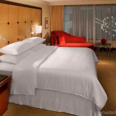 Отель Sheraton Bloomington Блумингтон комната для гостей