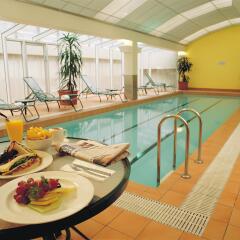 Отель Clarion Suites Gateway бассейн
